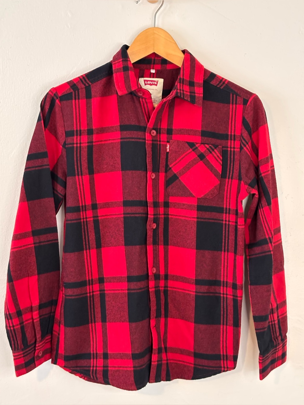 🌸 Levi's Red and Black Plaid Button-Down Long Sleeve Shirt Boys Size 14/16